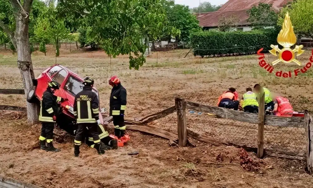 Auto si schianta contro un albero, grave il conducente