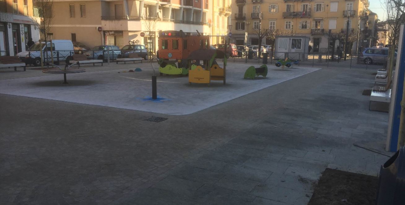 «Piazza Curiel è diventata luogo di bivacco per tossicodipendenti»