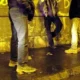 Si lamenta degli chiamazzi e le regalano tappi per le orecchie