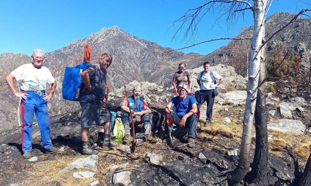 Monte Barone, i volontari del Cai ripuliscono il territorio devastato dal fuoco