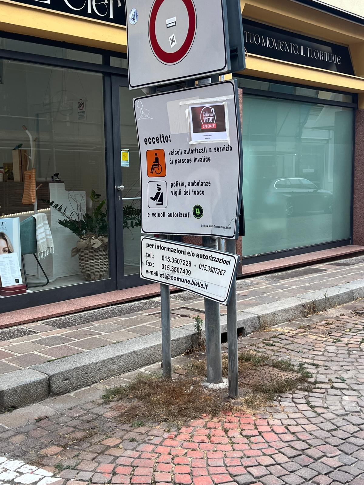 Erbacce, graffiti, deiezioni e incuria: «È davvero trascurata la bella Biella» - FOTO