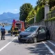 Auto precipita da una villa e piomba sulla statale a Stresa