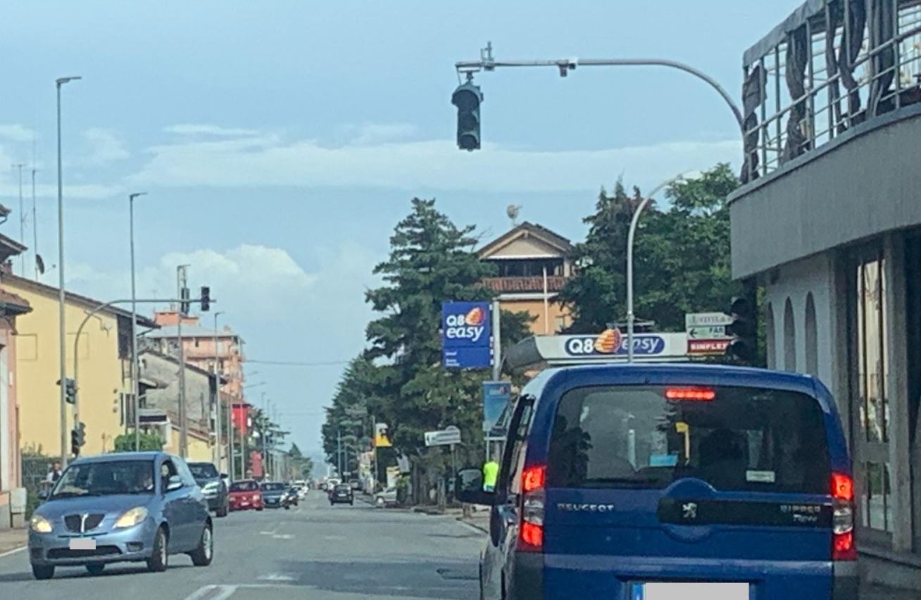 Il semaforo di Chiavazza torna in funzione dopo mesi... ma dura solo poche ore