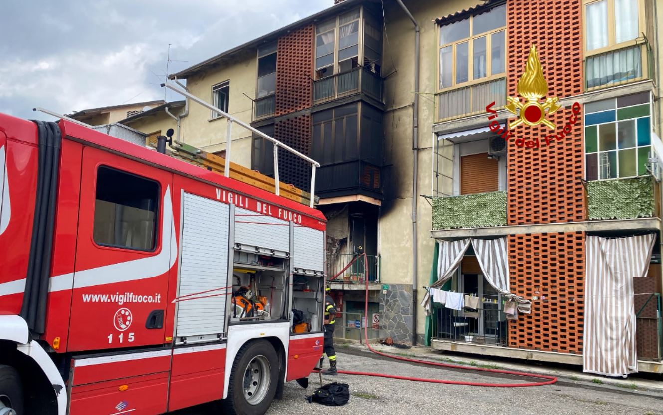Fiamme in via Craveia: alloggio distrutto e due feriti