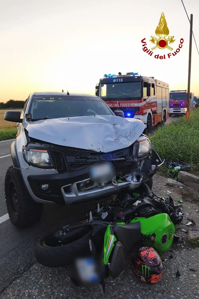 scontro tra moto e pick up