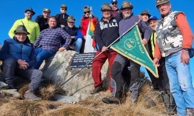 gli alpini sistemano la lapide valdalizzata