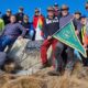 gli alpini sistemano la lapide valdalizzata
