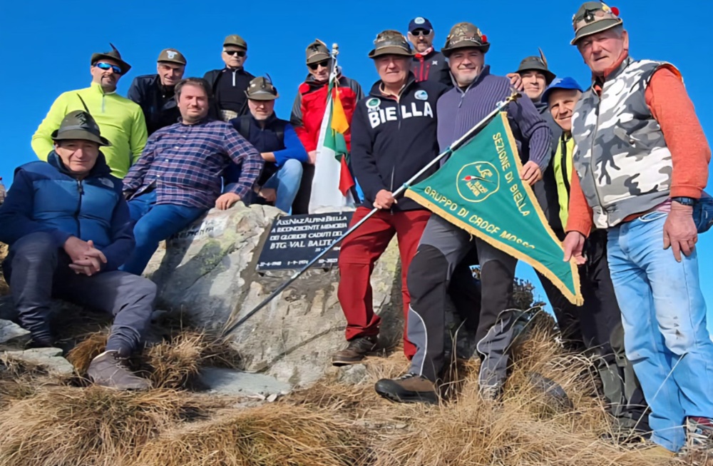gli alpini sistemano la lapide valdalizzata