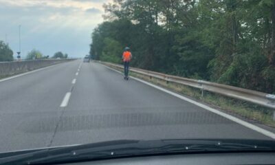 in supestrada con un monopattino