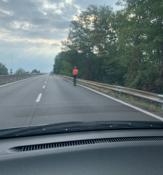 in supestrada con un monopattino