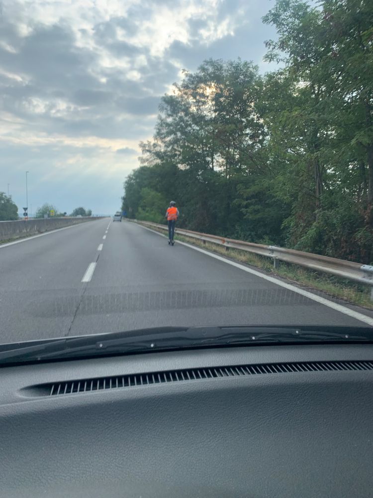 in supestrada con un monopattino