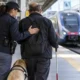 Gesto estremo sui binari di Porta Susa: salvato da una poliziotta