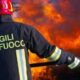 auto distrutta dalle fiamme