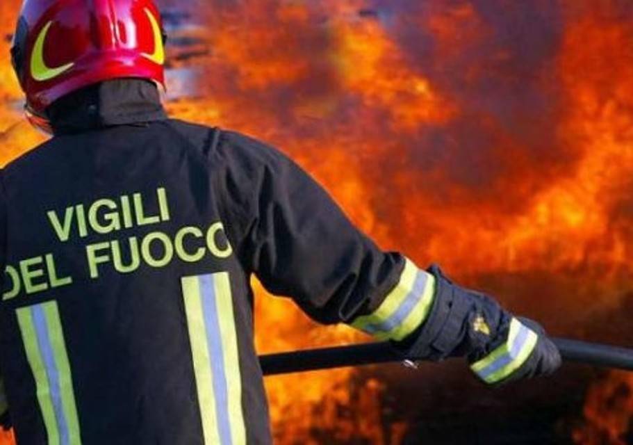 auto distrutta dalle fiamme