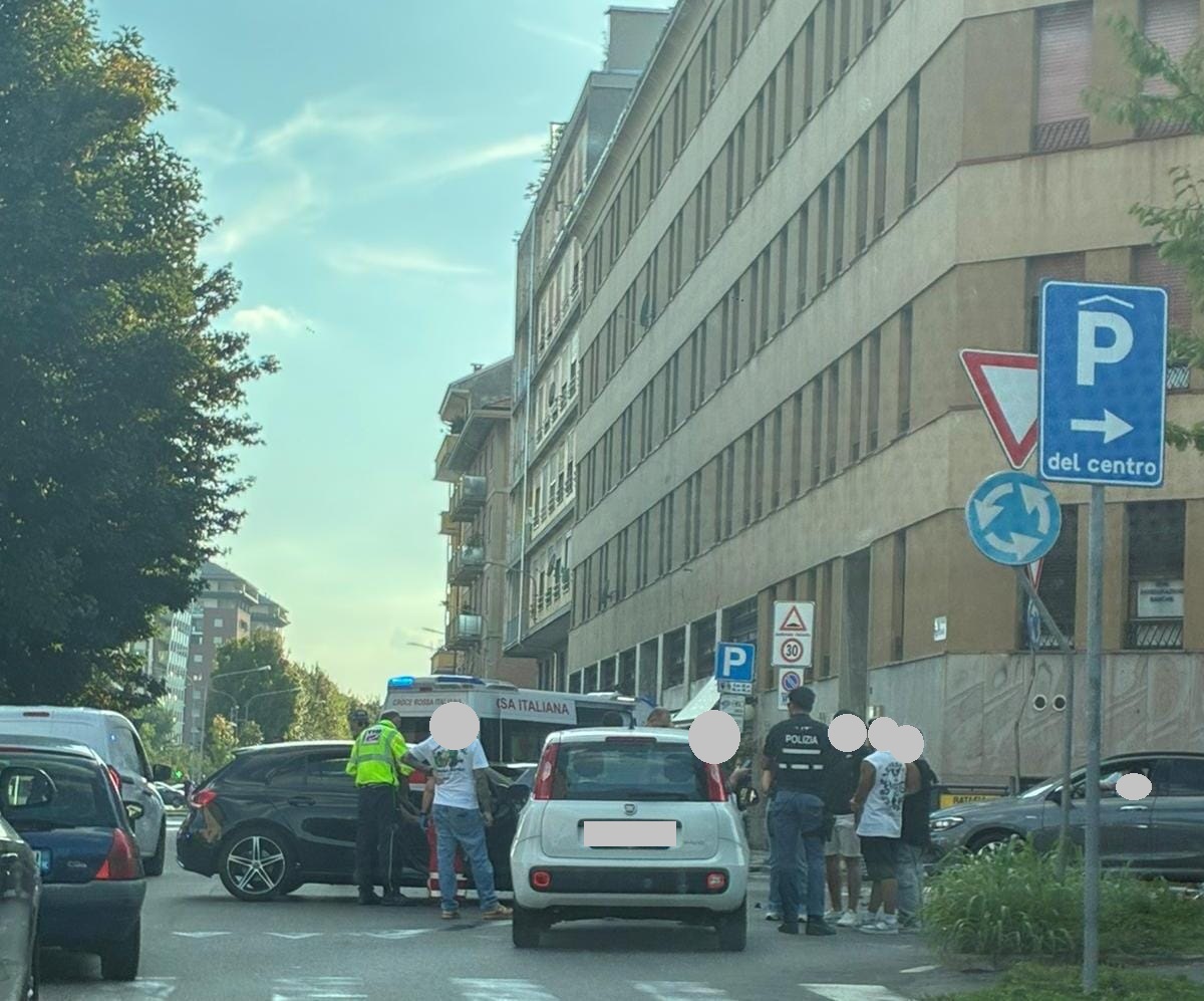 Paura in via Bertodano: scontro tra auto e moto, interviene il 118