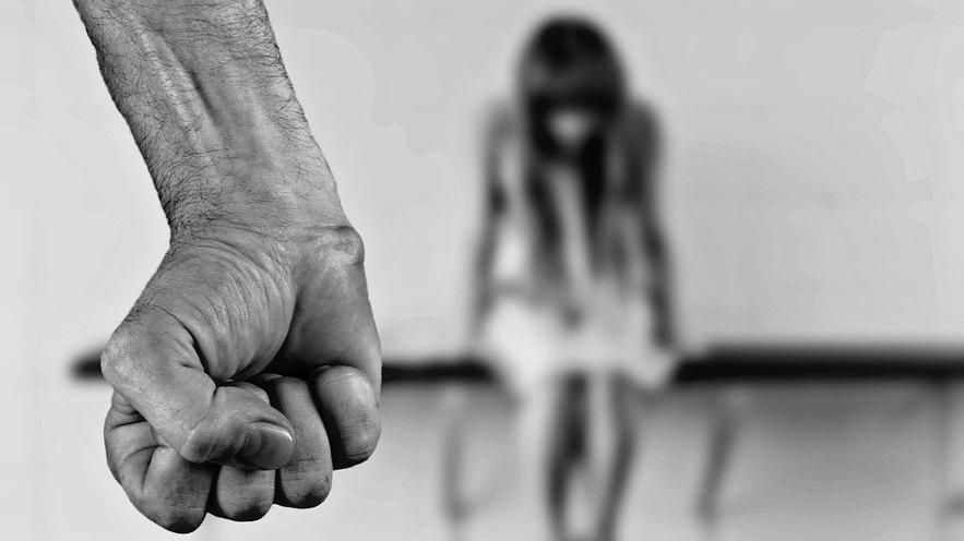 i vicini di casa salvano una donna