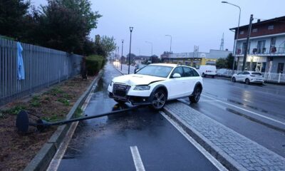 Auto abbatte un palo della luce in via Quintino Sella
