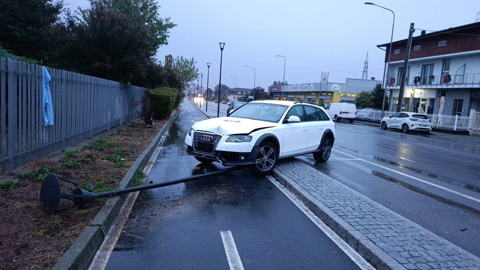 Auto abbatte un palo della luce in via Quintino Sella