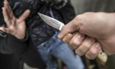 due uomini accoltellati davanti ai bar