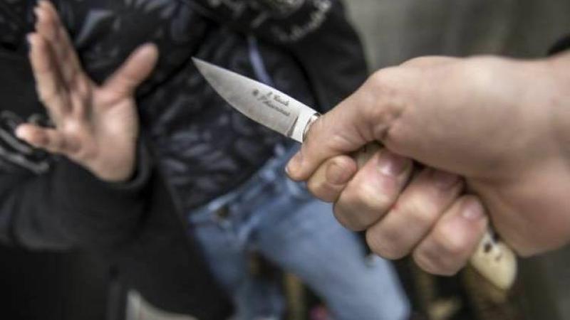 due uomini accoltellati davanti ai bar