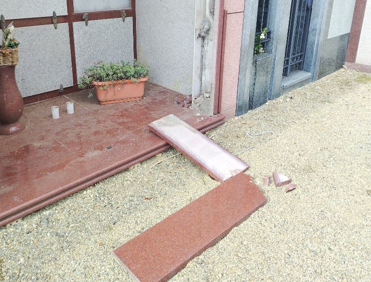Cossato, cimitero in balia dei ladri: sono dodici le tombe profanate