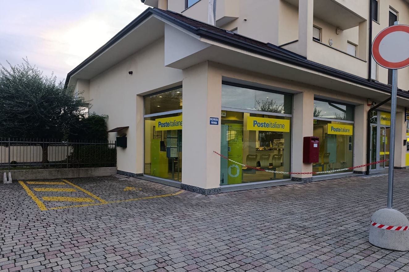 catena davanti alla posta